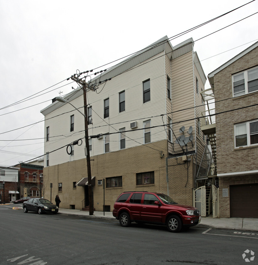 Building Photo - 1000 Central Ave