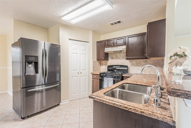 Building Photo - 6630 Bluebottle Ln