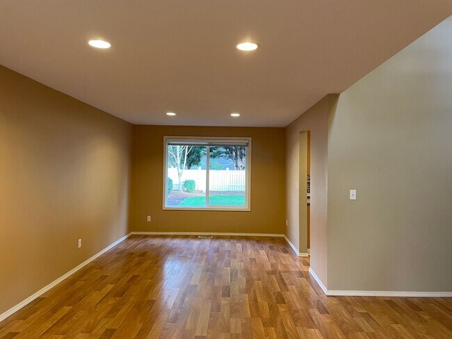 Foto del edificio - Adorable 4 Bedroom 2.5 Bath Home in Fisher's Landing! Fully Fenced Backyard! Mountain View High S...