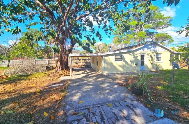 Building Photo - 2-bedroom, 1-bathroom house located in the...