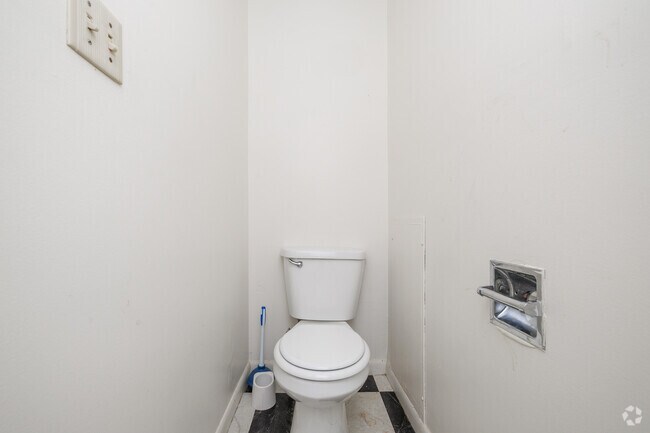 2HAB, 1,5BA - 1,300 ft² - Baño - Uptown Village Apartments