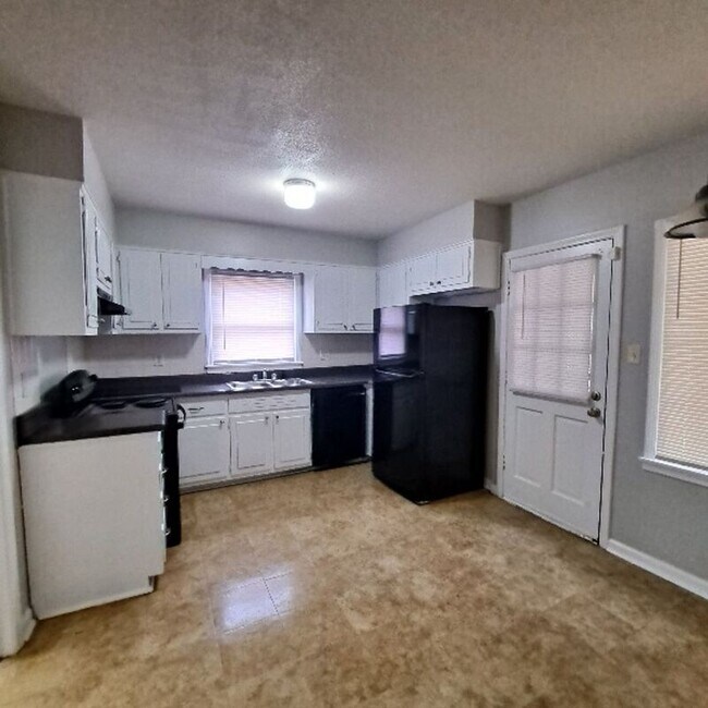 Foto del edificio - 5300 Honeywood Ave