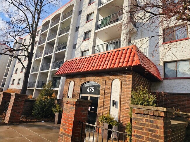 Foto del edificio - 475 Plum Creek Dr