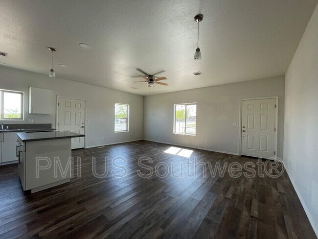 Building Photo - 8700 E Loos Dr