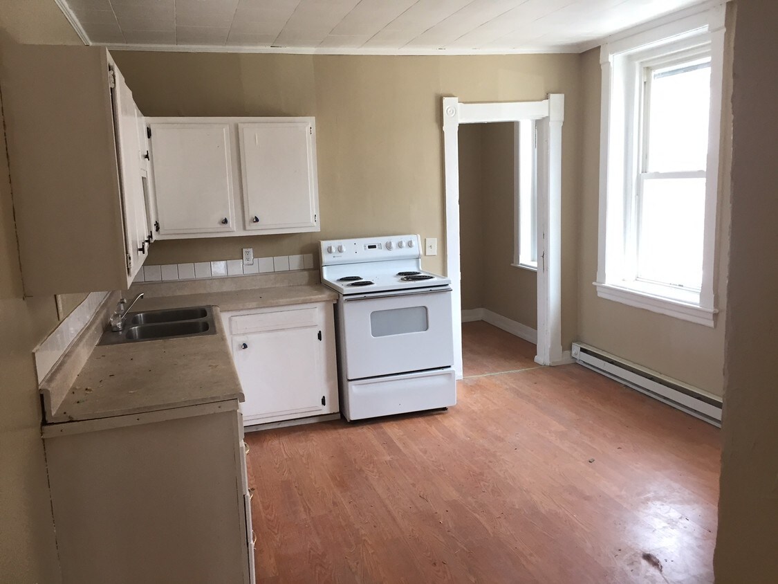 275 Central St Unit 8, Gardner, MA 01440 Room for Rent in Gardner, MA