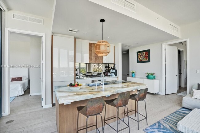 Building Photo - 2831 S Bayshore Dr