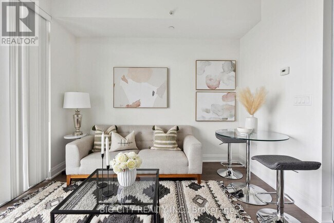 Photo du bâtiment - 160 Vanderhoof Ave