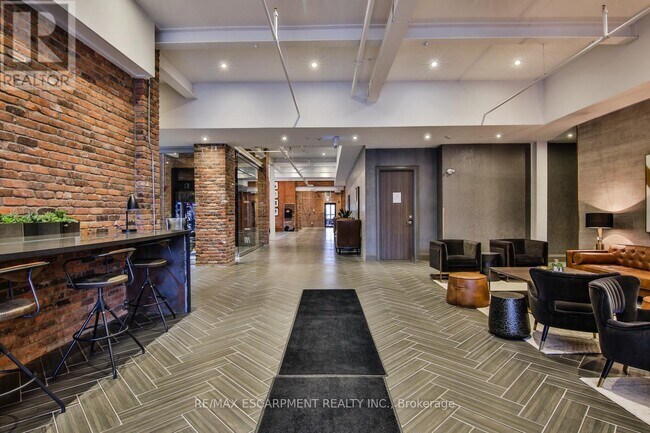 Photo du bâtiment - 220-220 Dundurn St S