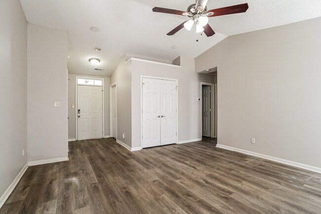 Foto del edificio - 1610 Royal Tree Ct