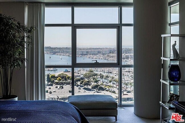 Building Photo - 2 br, 2.5 bath Condo - 13650 Marina Pointe...