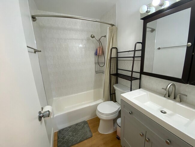 Foto del edificio - 6150 N Kenmore Ave