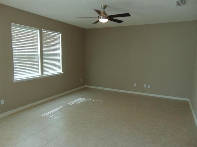 Building Photo - 4 bedroom in Jacksonville FL 32221