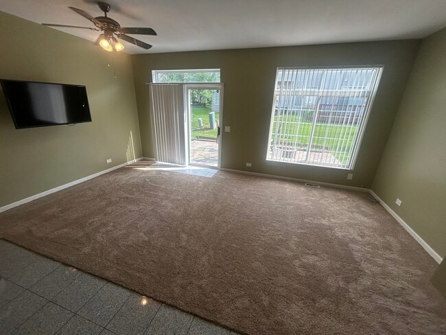 Building Photo - 935 Viewpoint Dr