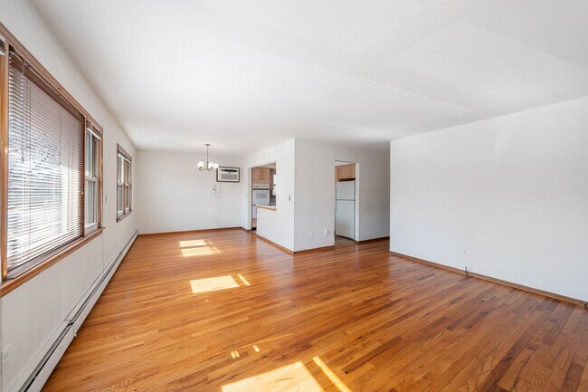 Foto del edificio - Large 3 Bedroom Apt + Private Office Space