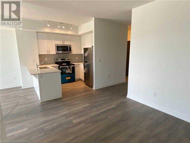 Photo du bâtiment - 550 N Service Rd