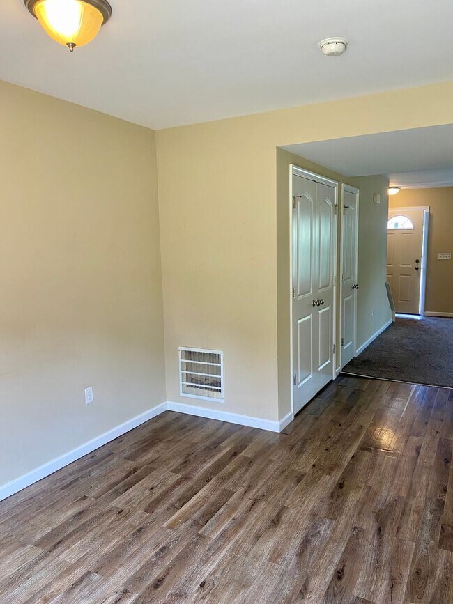 Foto del edificio - 2104 Market St Ext