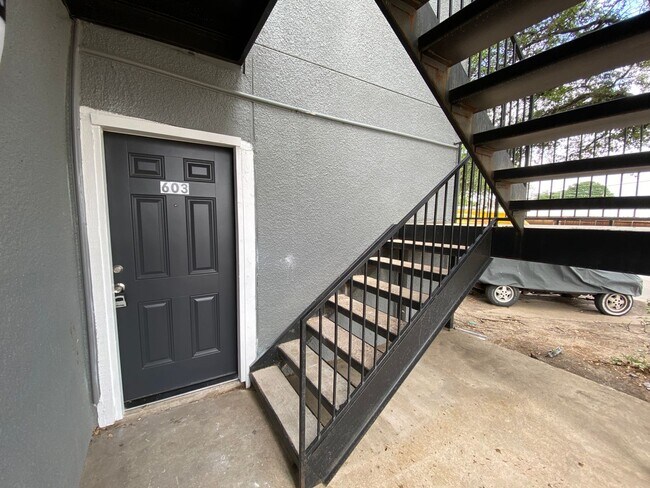 Foto del edificio - Charming Unit with Vaulted Ceilings & Fire...