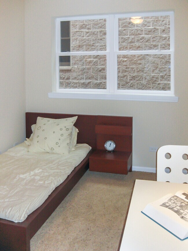 Building Photo - 6617 S Ingleside Ave