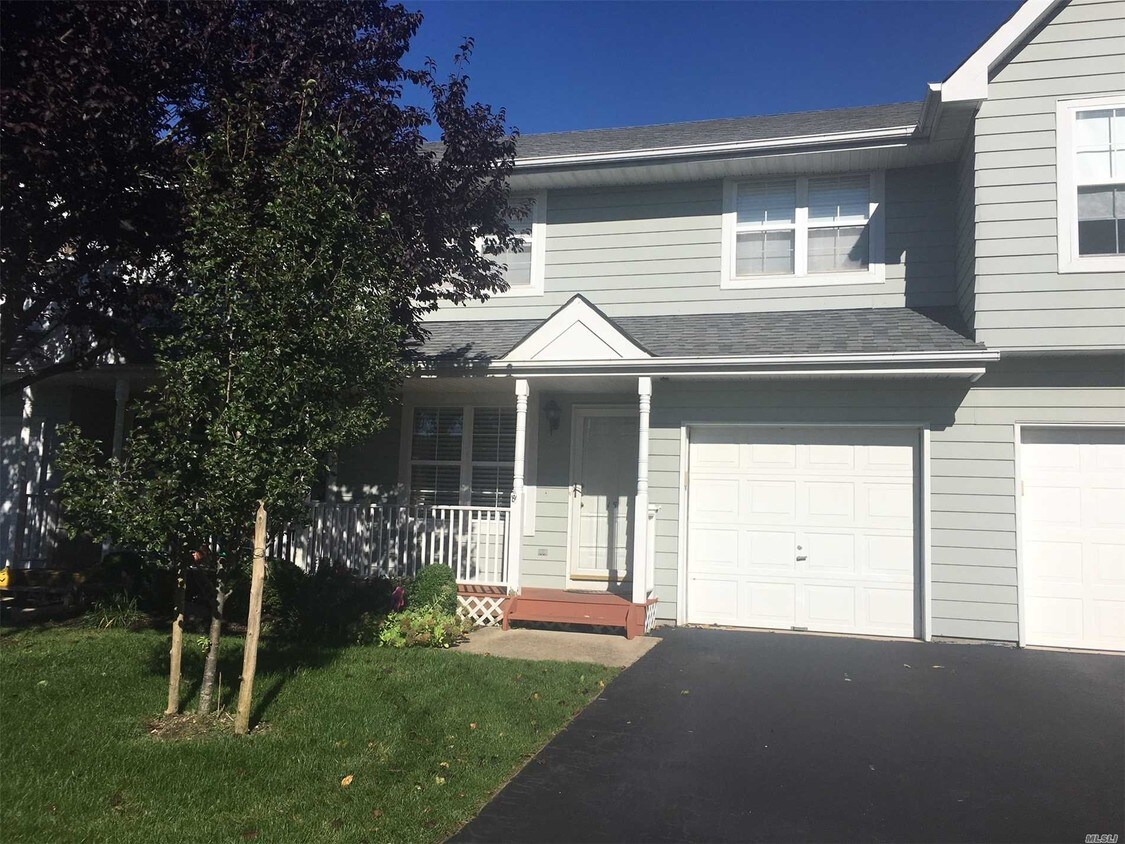 15 Sunwood Cir, Central Islip, NY 11722 Townhome Rentals in Central