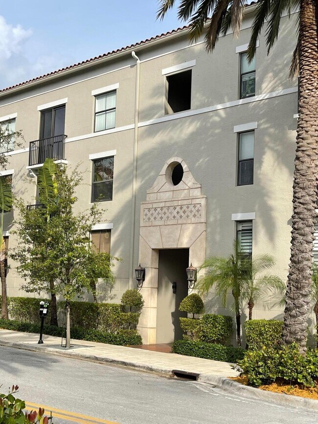 Building Photo - 580 S Sapodilla Ave