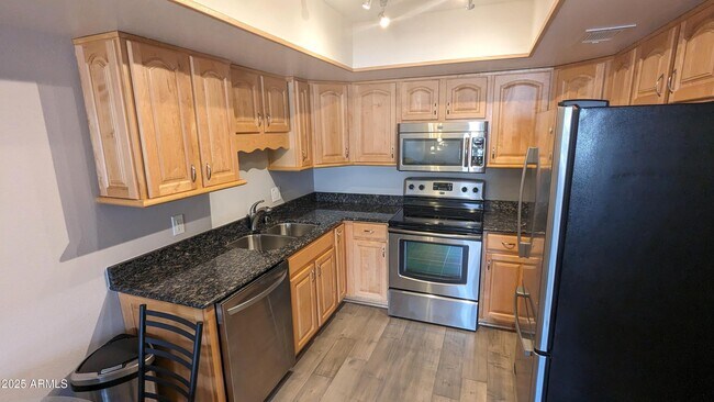 Foto del edificio - 7910 E Camelback Rd