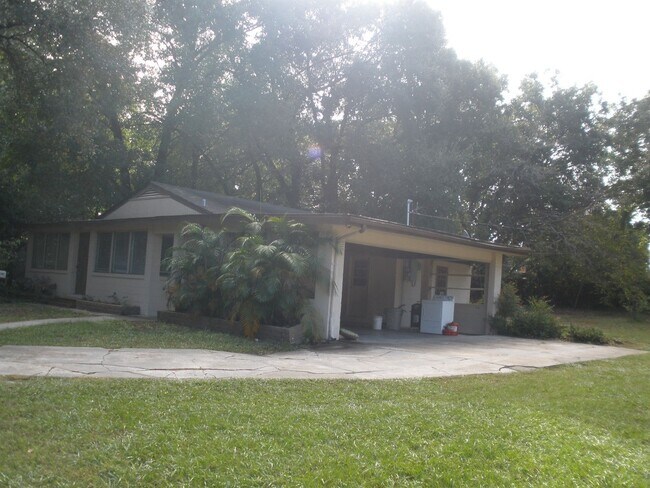 Building Photo - COZY 2/1 WINTER PARK HOME