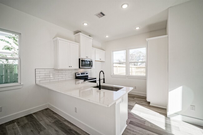 Building Photo - 8409 Schneider St