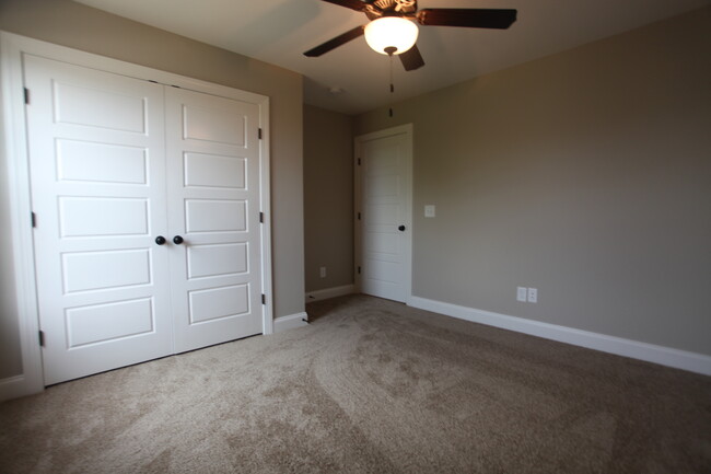 Building Photo - 3bed/2bath Townhouse off Stephanie Court A...