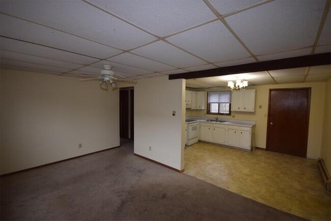 Building Photo - Nice 2 bedroom 1 bathroom lower unit