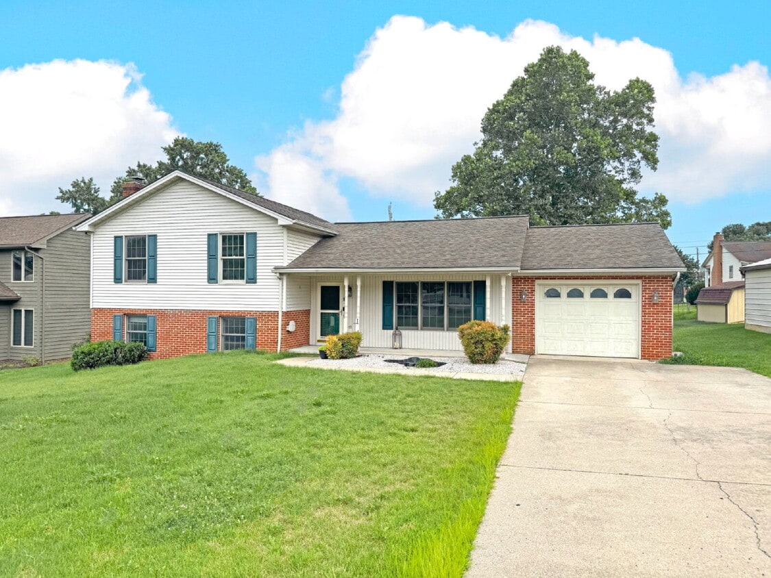 Charming tri-level with bonus space - Charming tri-level with bonus space