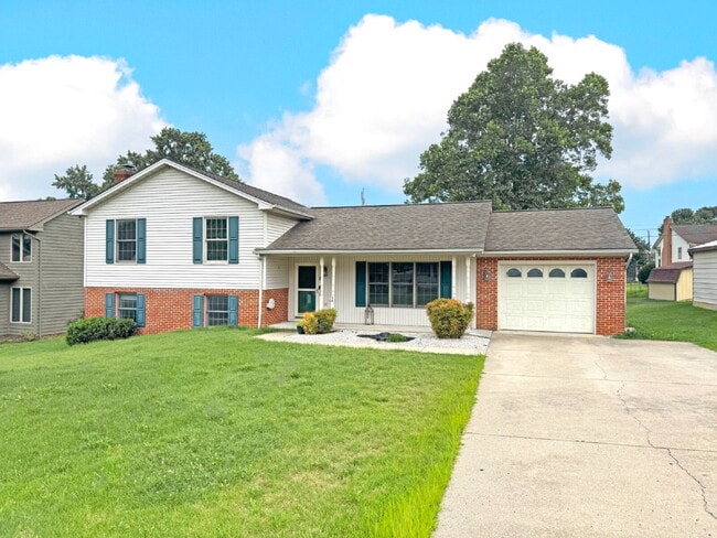 Charming tri-level with bonus space - Charming tri-level with bonus space Apartment