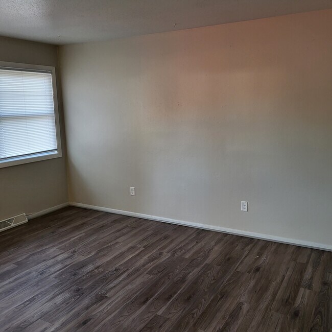 Building Photo - 406 Walker Dr