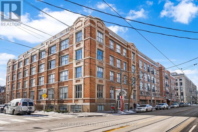 Photo du bâtiment - 955-955 Queen St W