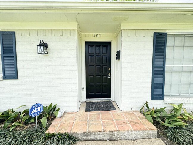 Foto del edificio - 301 E Park Ave