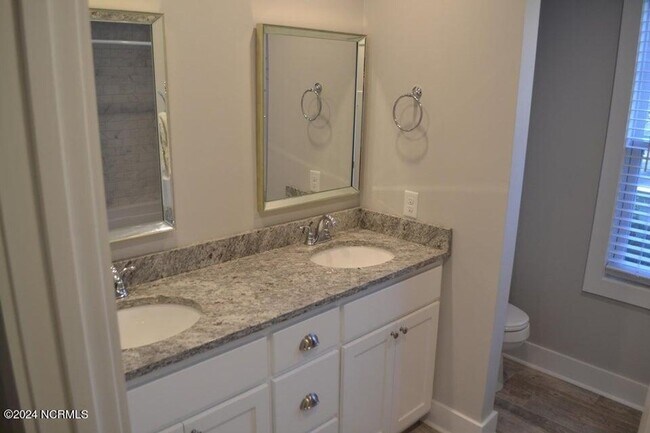 Building Photo - Downtown Cottage within walking distance t...