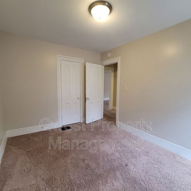 Foto del edificio - 221 Hollister Ave SE