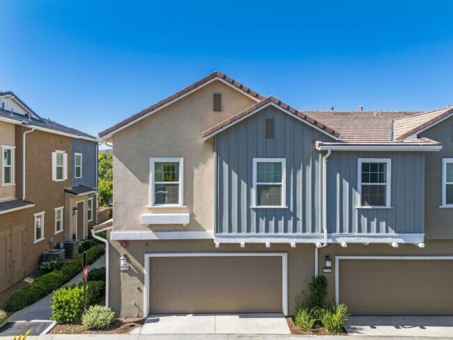 Foto del edificio - 3 bedroom / 2.5 bathroom/ TOWNHOME in Santa Clarita