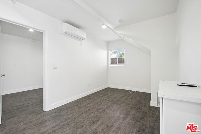 Foto del edificio - 9221 Alcott St