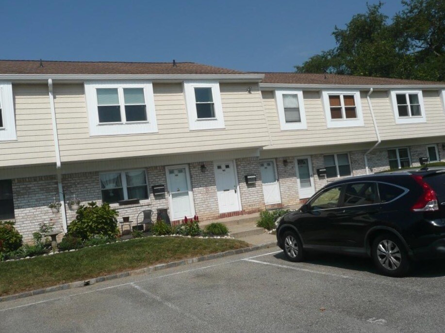 Primary Photo - 208 Silver Ct