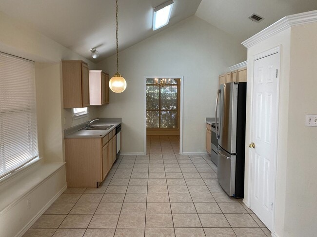 Building Photo - CUTE 3 BEDROOM IN SPRING CREEK FOREST*NEIS...