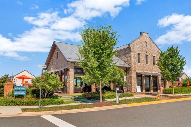 Building Photo - Close to everything!  Skyline at Embrey Mi...