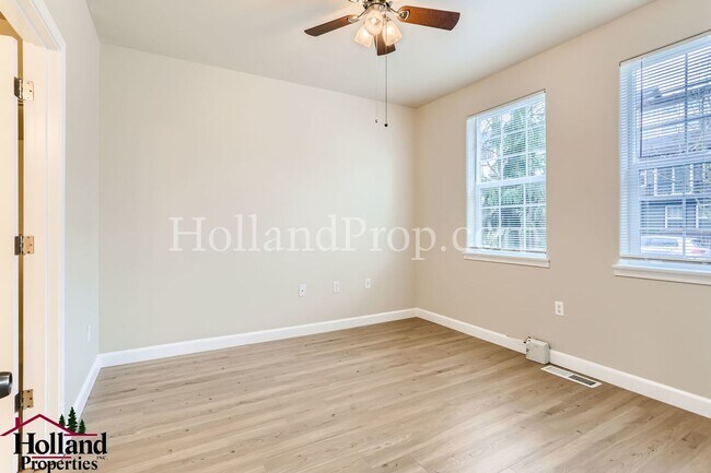 Foto del edificio - Stunning 4-Bedroom Townhouse with Dual Master Suites and Convenient 2-Car Garage in Hillsboro!