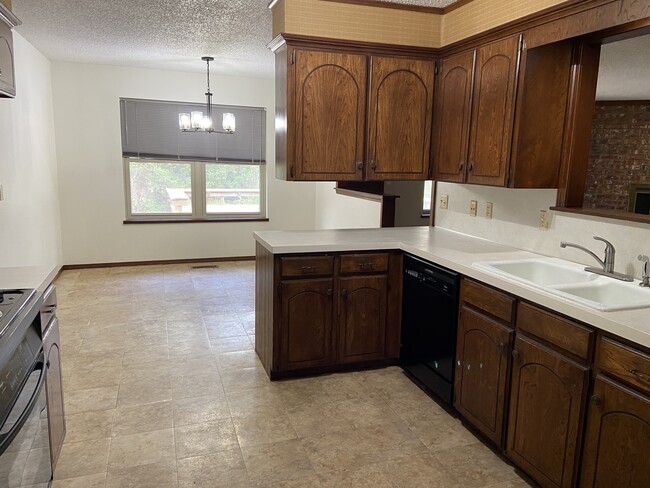 Building Photo - 1611 S Fairfield Dr
