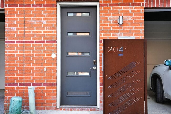 Building Photo - Modern Luxury Townhome in Gated Community – Rooftop Balcony & Premium Upgrades!