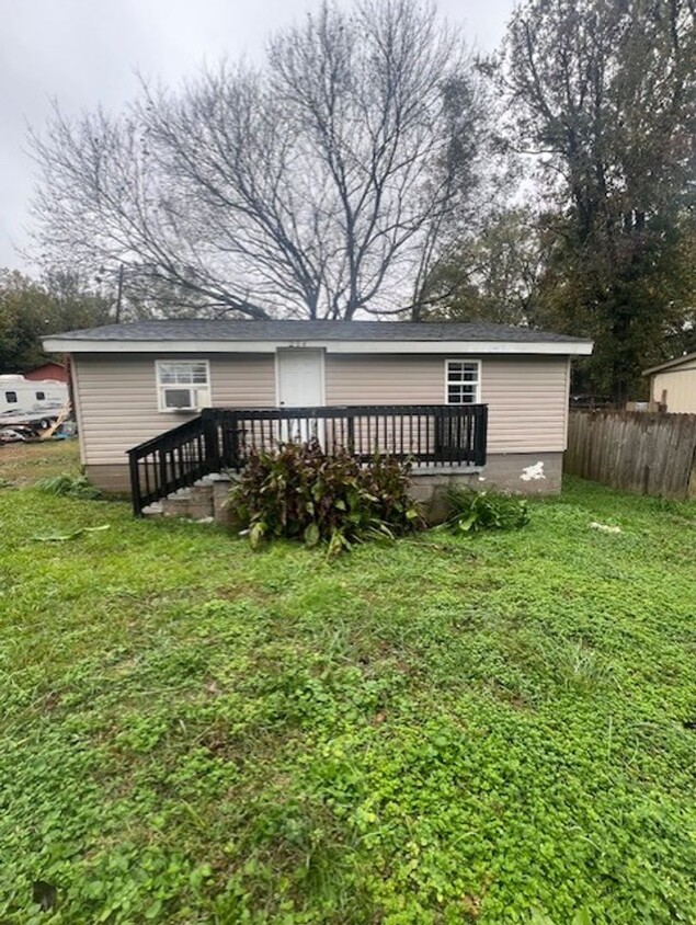 Primary Photo - 2 Bedroom 1 Bath Home ** MOVE IN by 12/15 ...