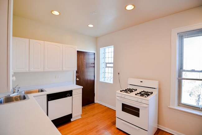 Building Photo - 4231 N Paulina St