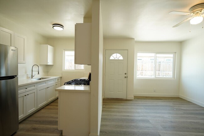 Foto del edificio - 3447-3449 Dwight Ave