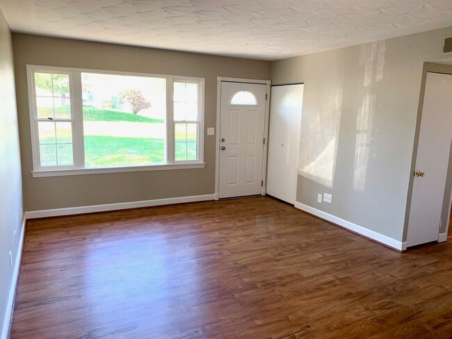 Building Photo - Charming Brick Ranch in the Heart of Hillview