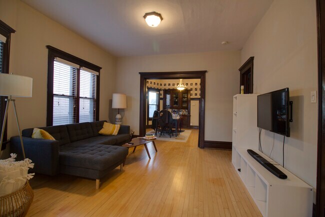 Sala de estar - 1939 N Bartlett Ave