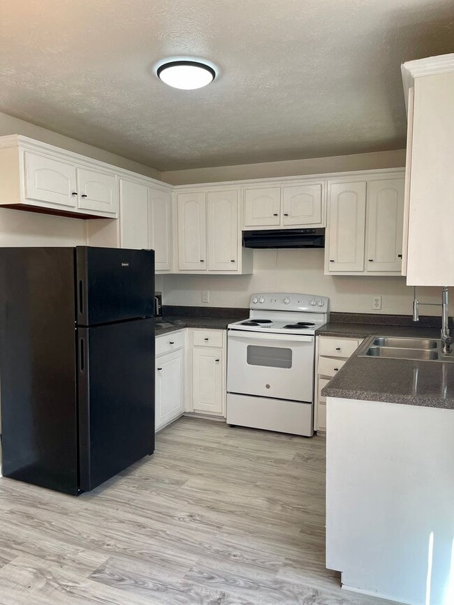 Foto del edificio - Updated 4 Bedroom Home with NO Carpet!